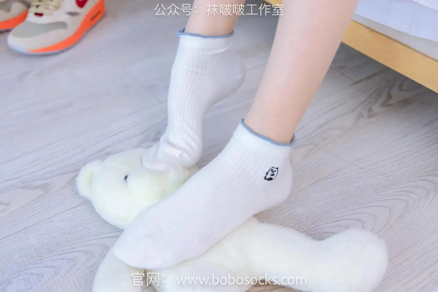 [BoBoSocks袜啵啵]NO.118 稚予-运动鞋、白棉袜、肉丝、踩小熊玩偶 [140P]插图6